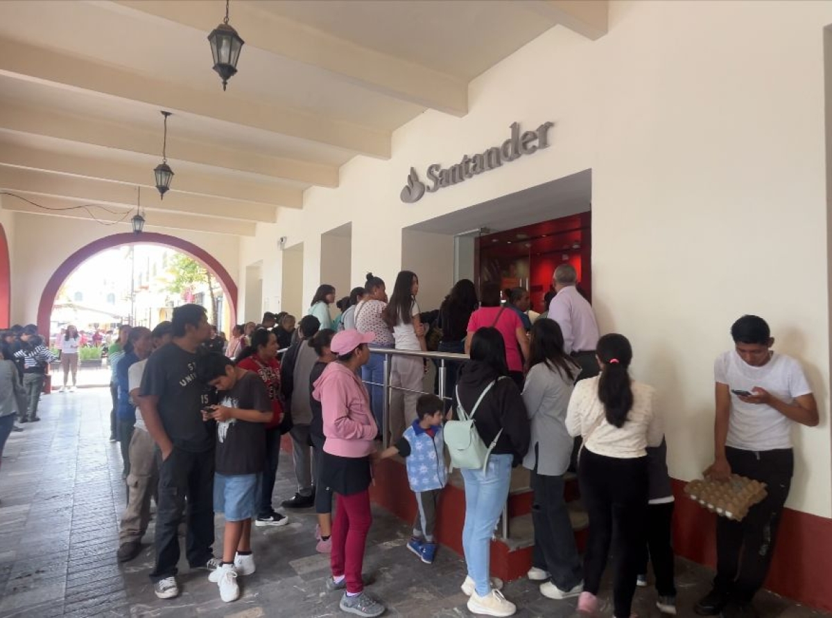 Largas filas en bancos de Atlixco para realizar pagos de inscripciones