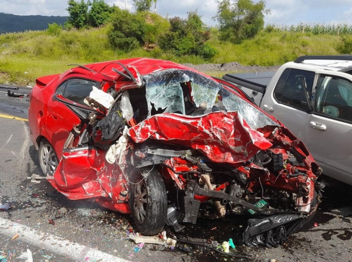 Aparatoso accidente en la autopista Siglo XXI deja dos muertos