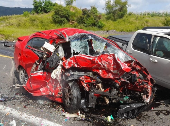 Aparatoso accidente en la autopista Siglo XXI deja dos muertos