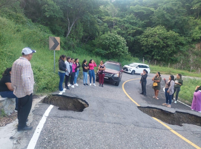 Maestros de la Mixteca denuncian pésimo estado de carretera entre Chiautla de Tapia y Chila de la Sal