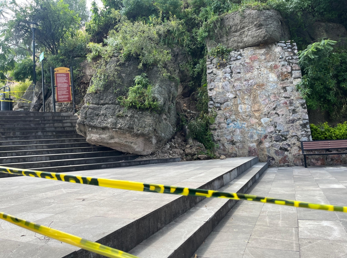 Se desliza piedra del cerro de San Miguel en Atlixco; no afectará Huey Atlixcáyotl