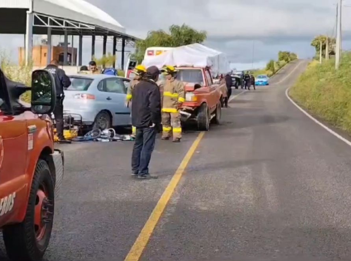 Tragedia en la carretera Atlixco-Coyula: Una mujer fallecida y conductor herido tras choque frontal