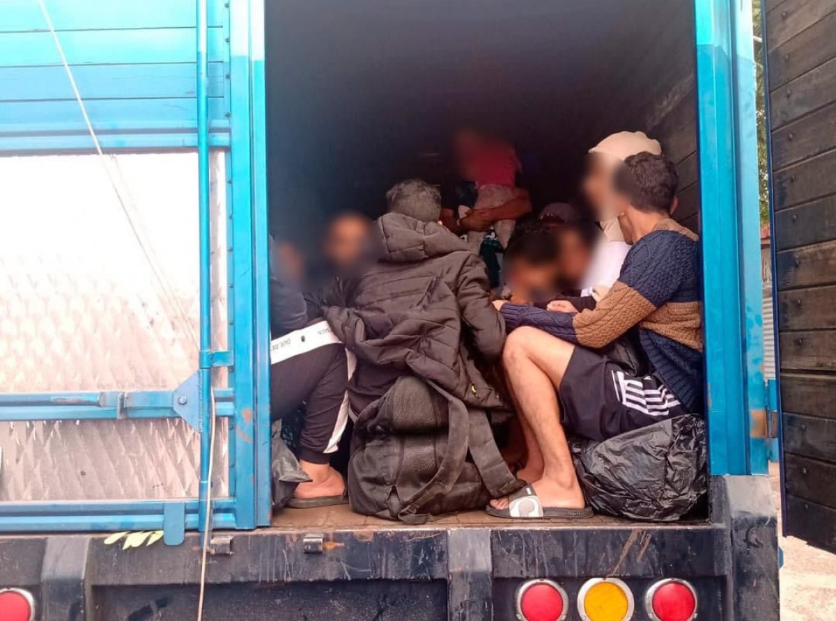 Rescatan a 51 migrantes en operativo conjunto entre Tepexco y Morelos; viajaban en camioneta robada