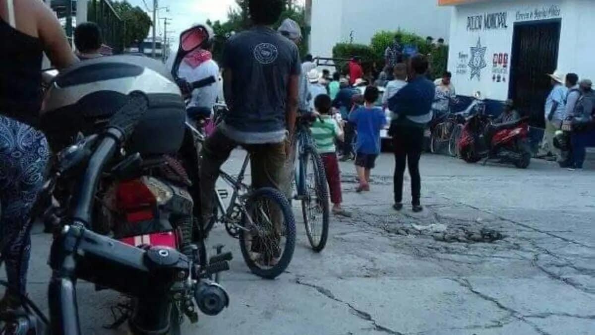 Habitantes prenden fuego a presunto delincuente y a otro lo arrojan a la barranca en Tlapanalá 