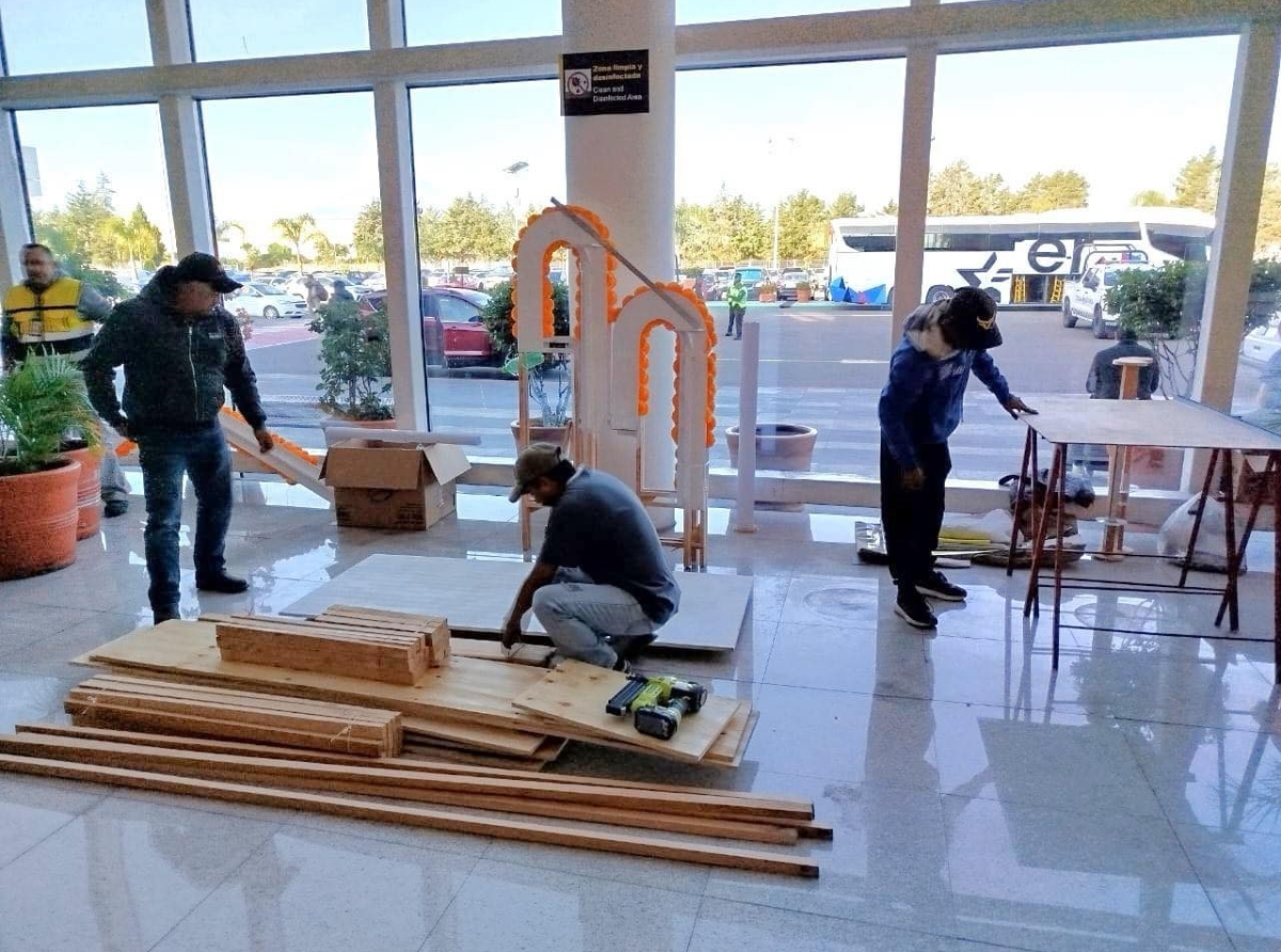 Tochimilco lleva sus tradiciones al Aeropuerto Internacional Hermanos Serdán con altar monumental de Día de Muertos