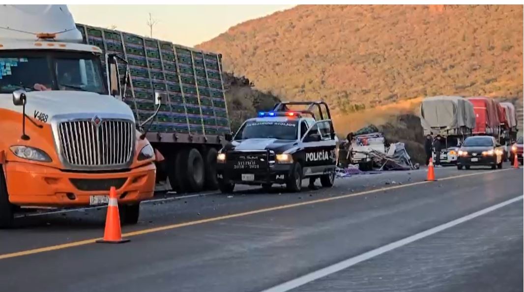 Se queda dormido y choca contra tráiler en la Siglo XXI