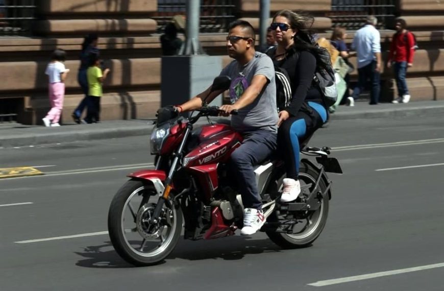 Motociclistas deberán portar placa en el casco: regulación busca evitar ilícitos