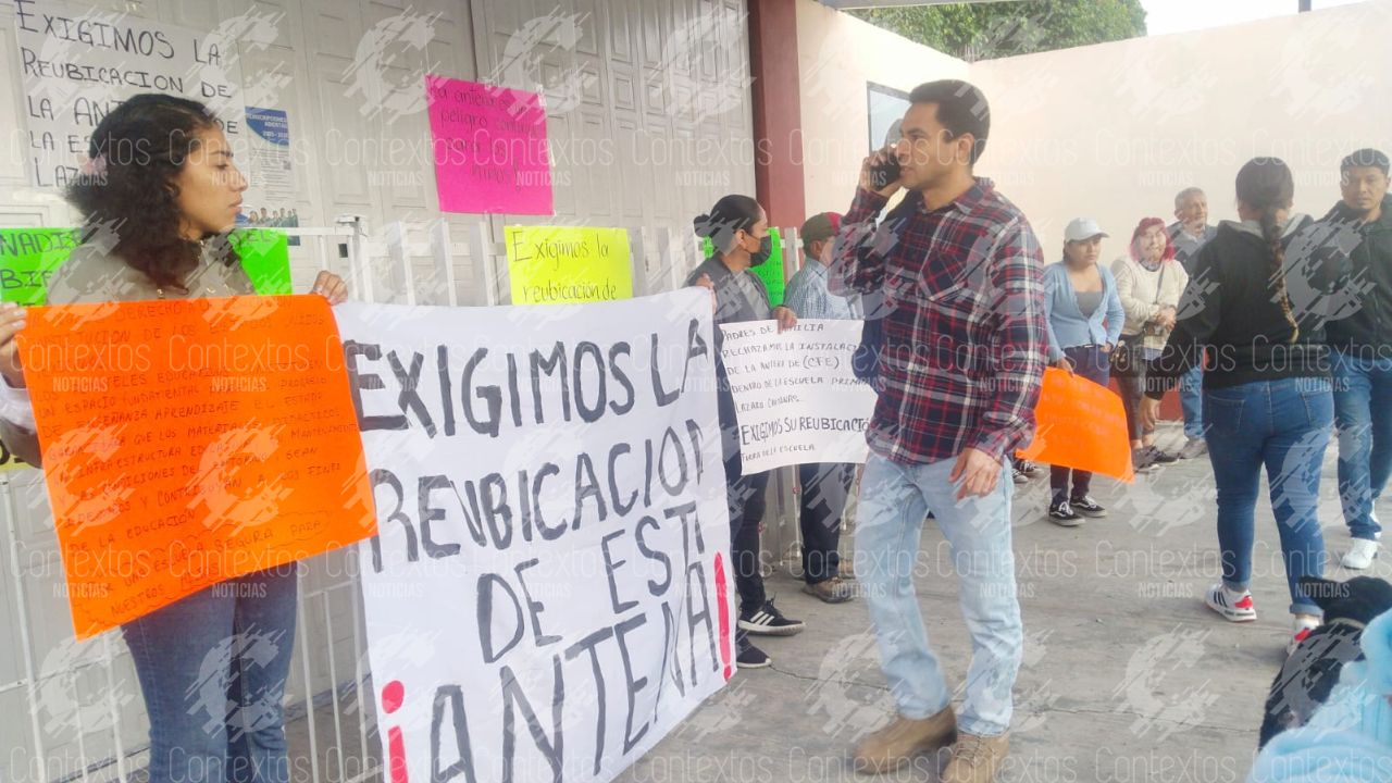 Padres de familia cierran escuela en Chietla por instalación de antena