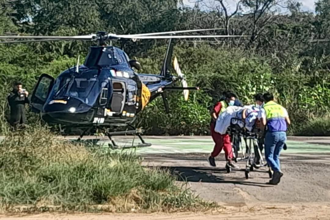 Traslado aéreo de emergencia salva la vida de una madre y su bebé en Acátlan de Osorio