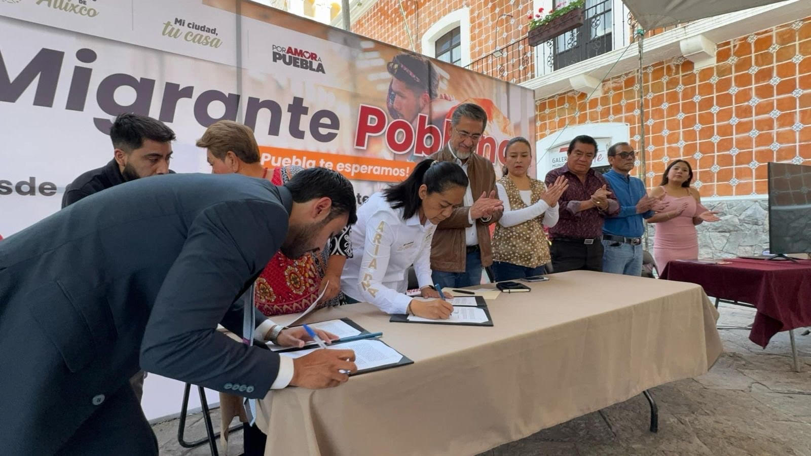 Atlixco refuerza apoyo a migrantes con becas para sus hijos