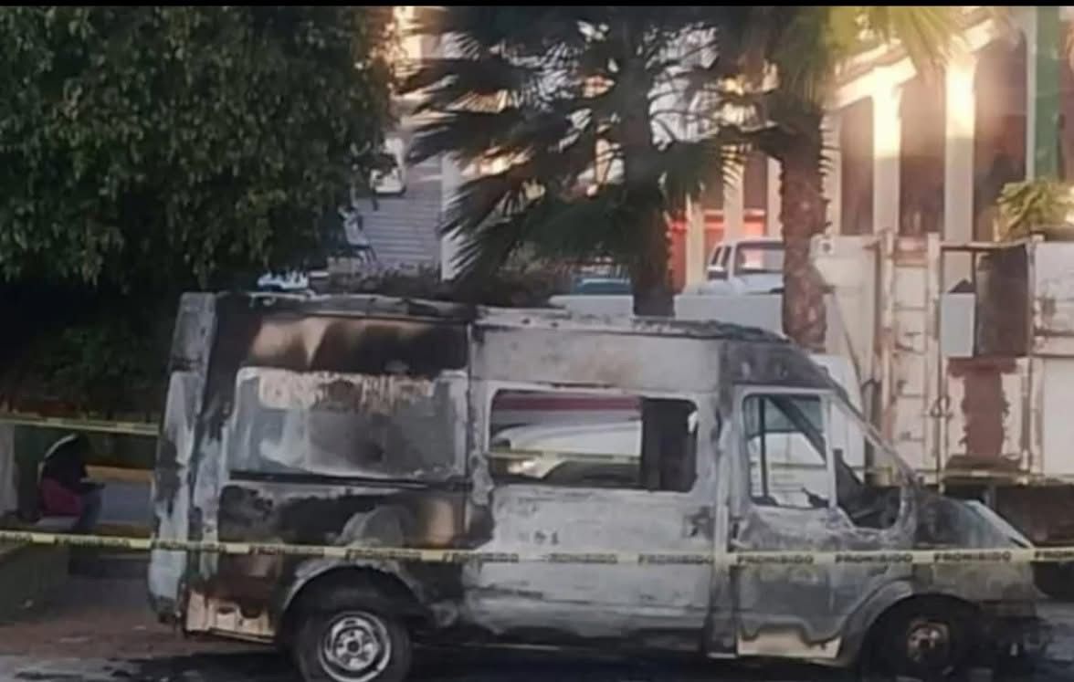 Presuntos delincuentes prenden fuego a camioneta del DIF