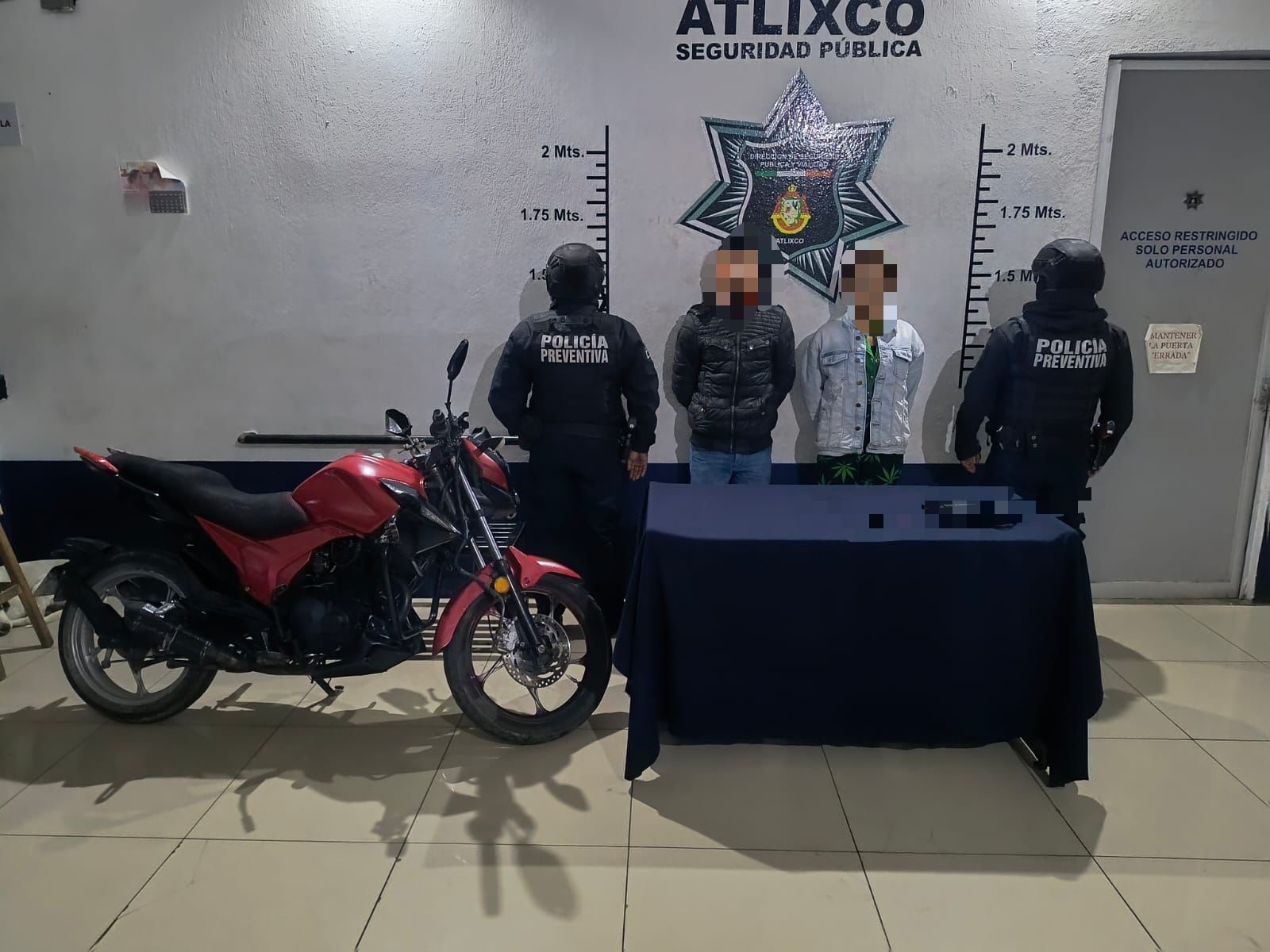 Detienen a pareja en Atlixco con arma de fuego y motocicleta robada