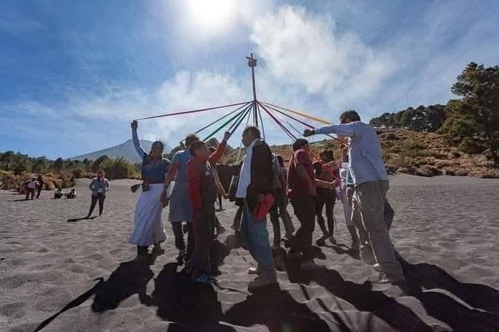 Pobladores de San Pedro Benito Juárez realizan ceremonial al Popocatépetl en su cumple