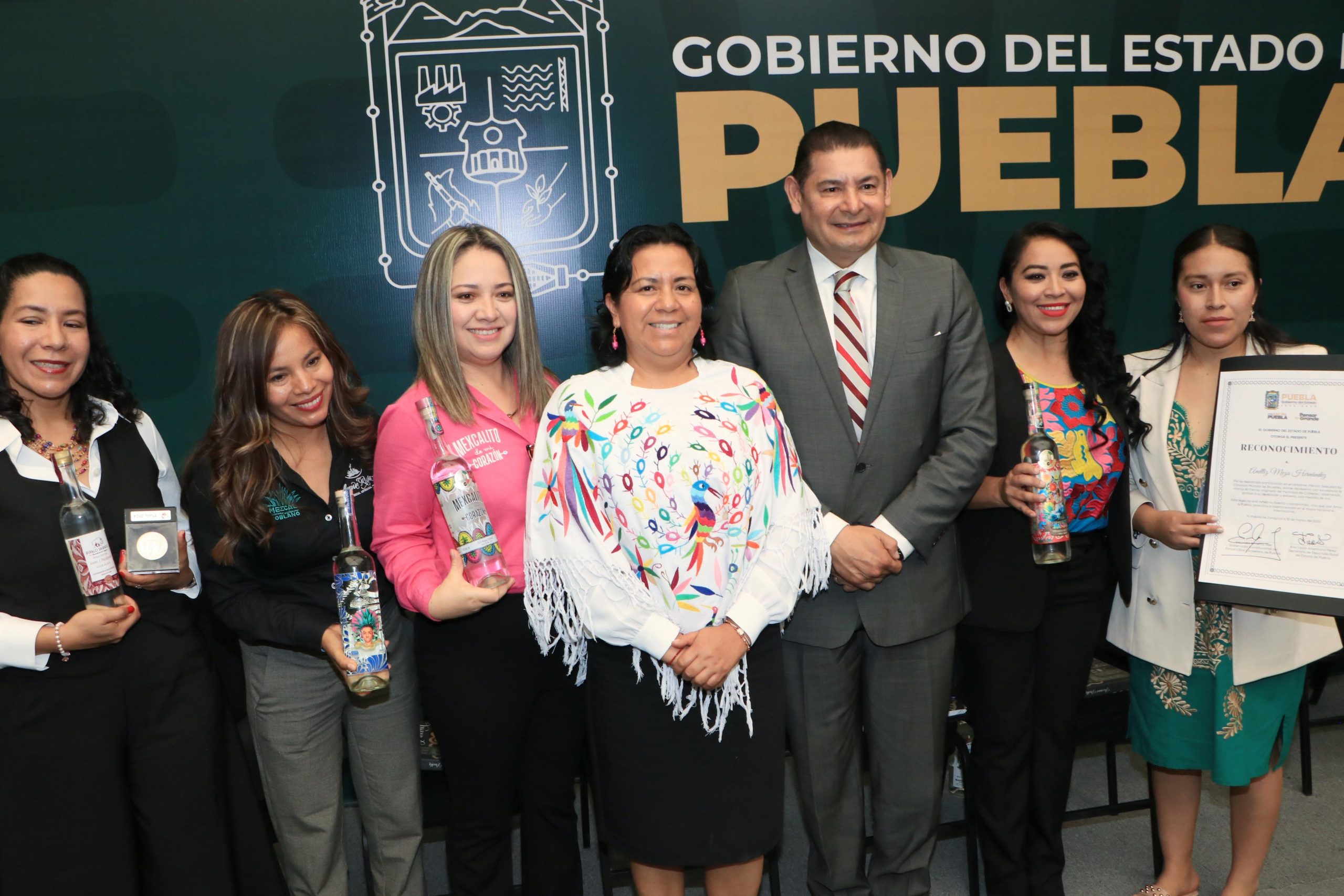 Reconoce Gobierno del Estado a mujeres mezcaleras galardonadas en Bruselas