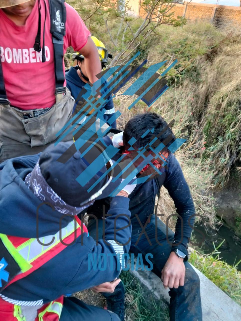 Masculino cae en barranca de Atlixco y se salva de milagro