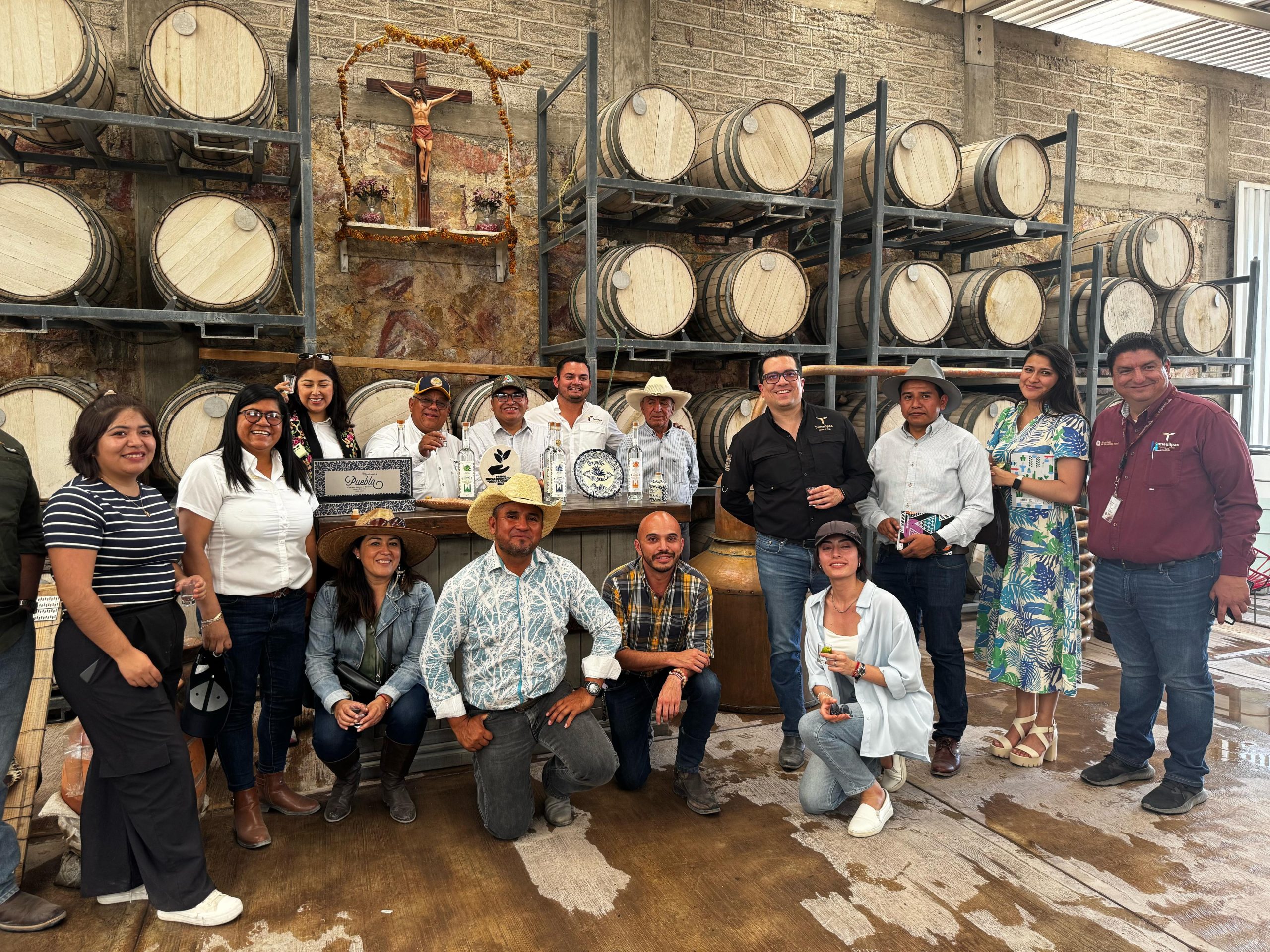 Gobierno de Puebla realiza intercambio estratégico de mezcal con Tamaulipas