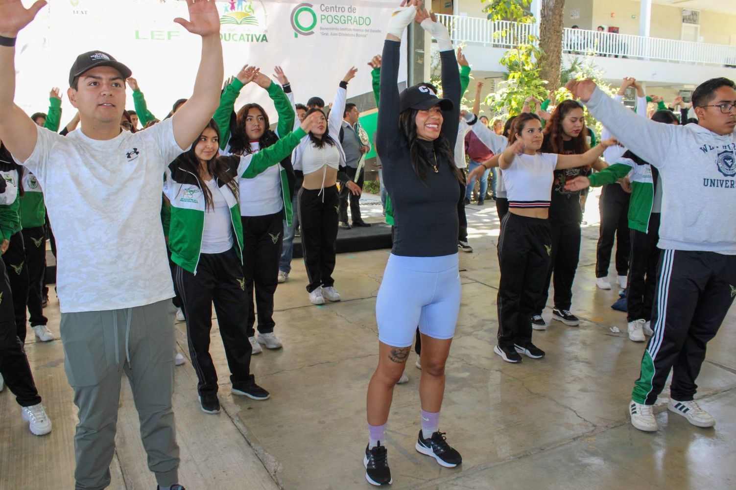 Practica box Gaby «La Bonita» Sánchez con 2 mil estudiantes