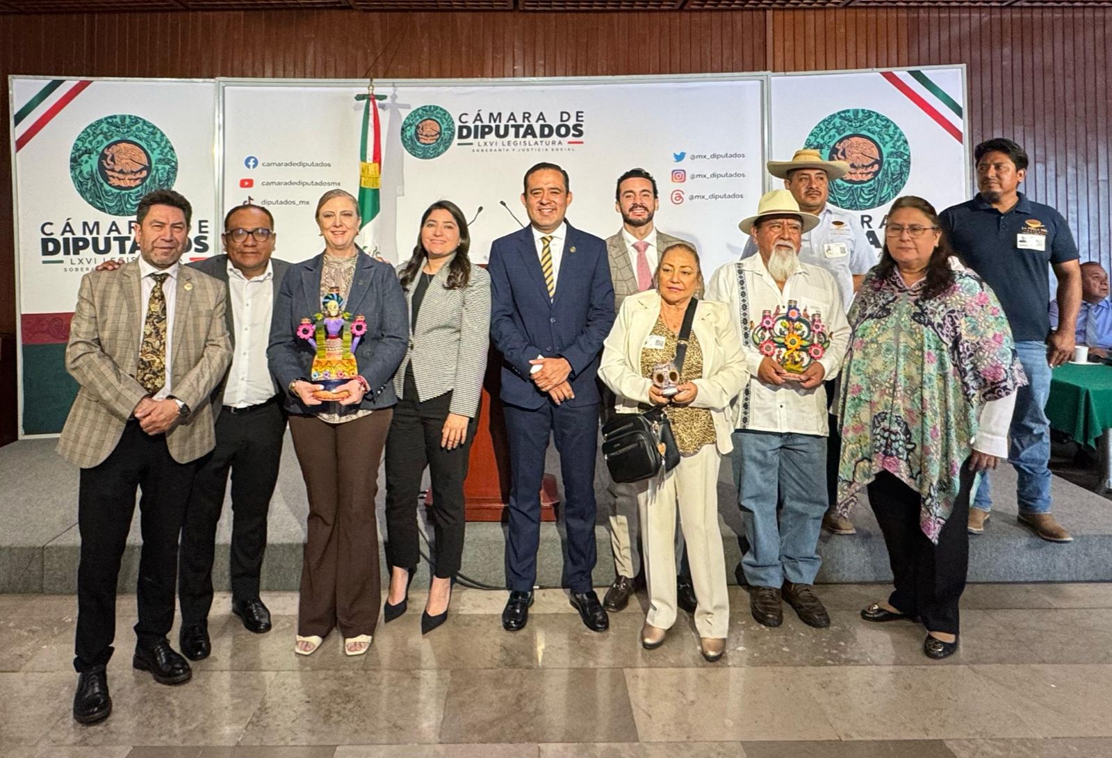 Eduardo Castillo encabeza reconocimiento al trabajo de artesanos poblanos en la Cámara de Diputados