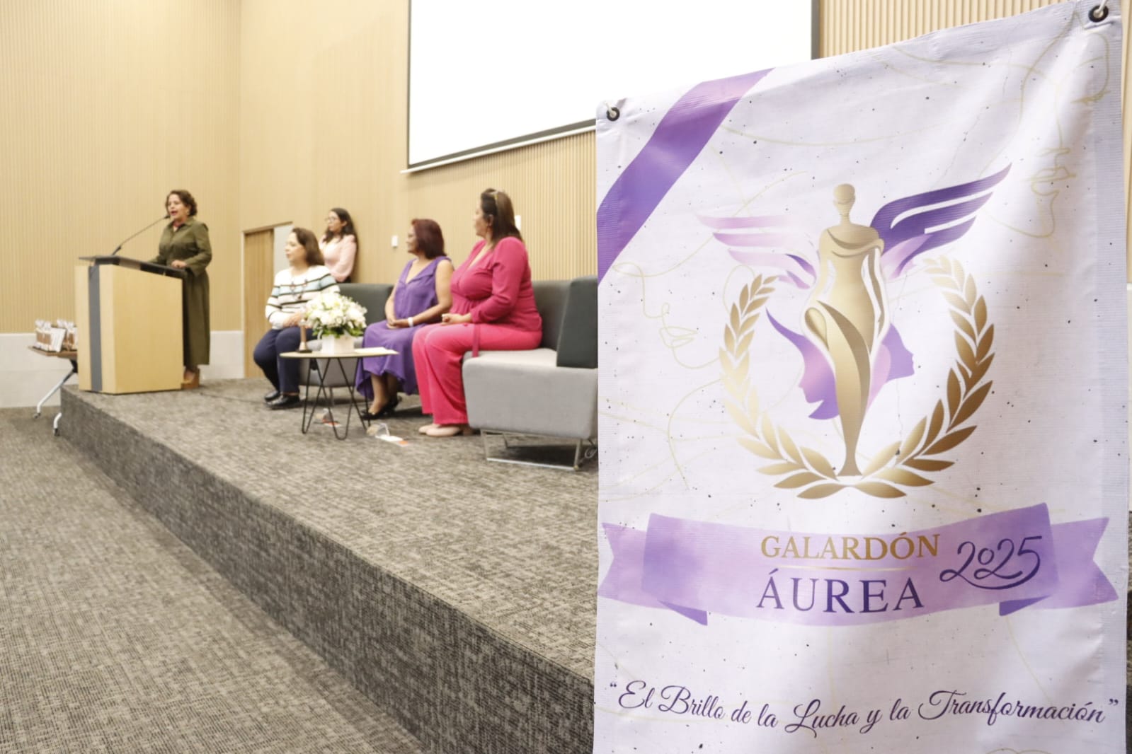 Reconocen a mujeres destacadas en Congreso del Estado