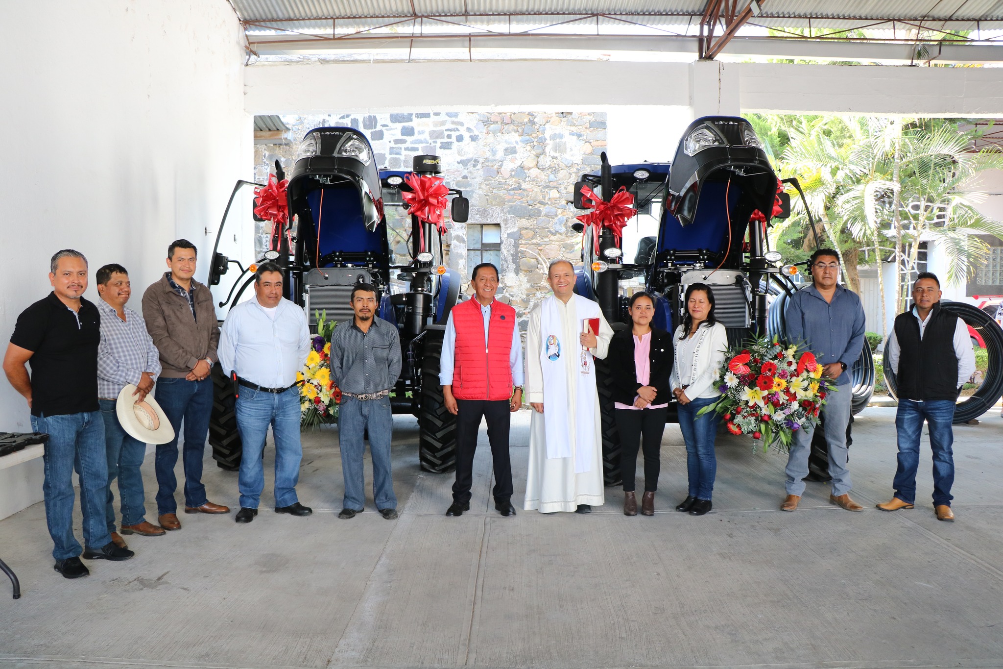 David González adquiere tractores para fortalecer el campo en Tochimilco