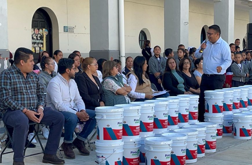 Ariadna Ayala entrega pintura a primaria de Metepec y reafirma compromiso con la educación