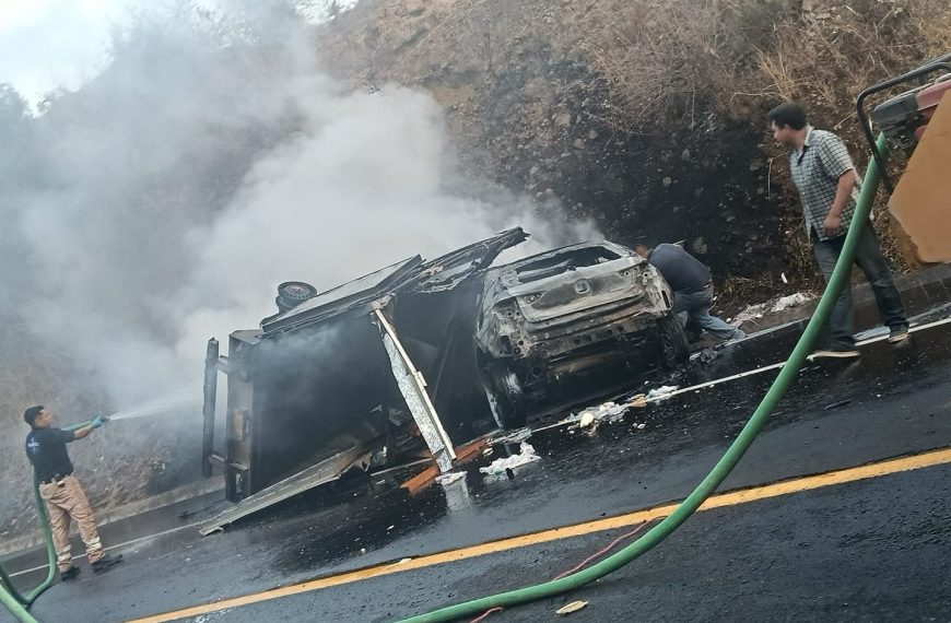 Mueren calcinados dos personas en tragico accidente en la Siglo XXI