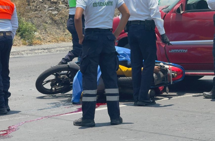 Joven estudiante de enfermería muere tras ser embestido en Izúcar; el responsable huyó