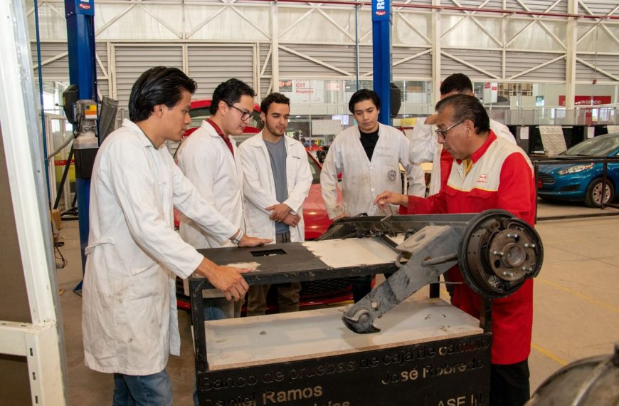 La piedra angular del cambio: IBERO Puebla celebra el día del maestro