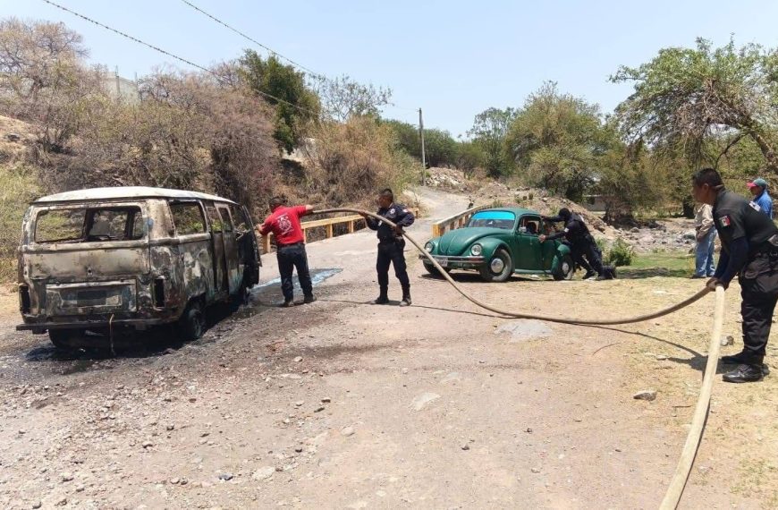 Se incendia combi por presunto corto circuito en Huaquechula; no hubo heridos