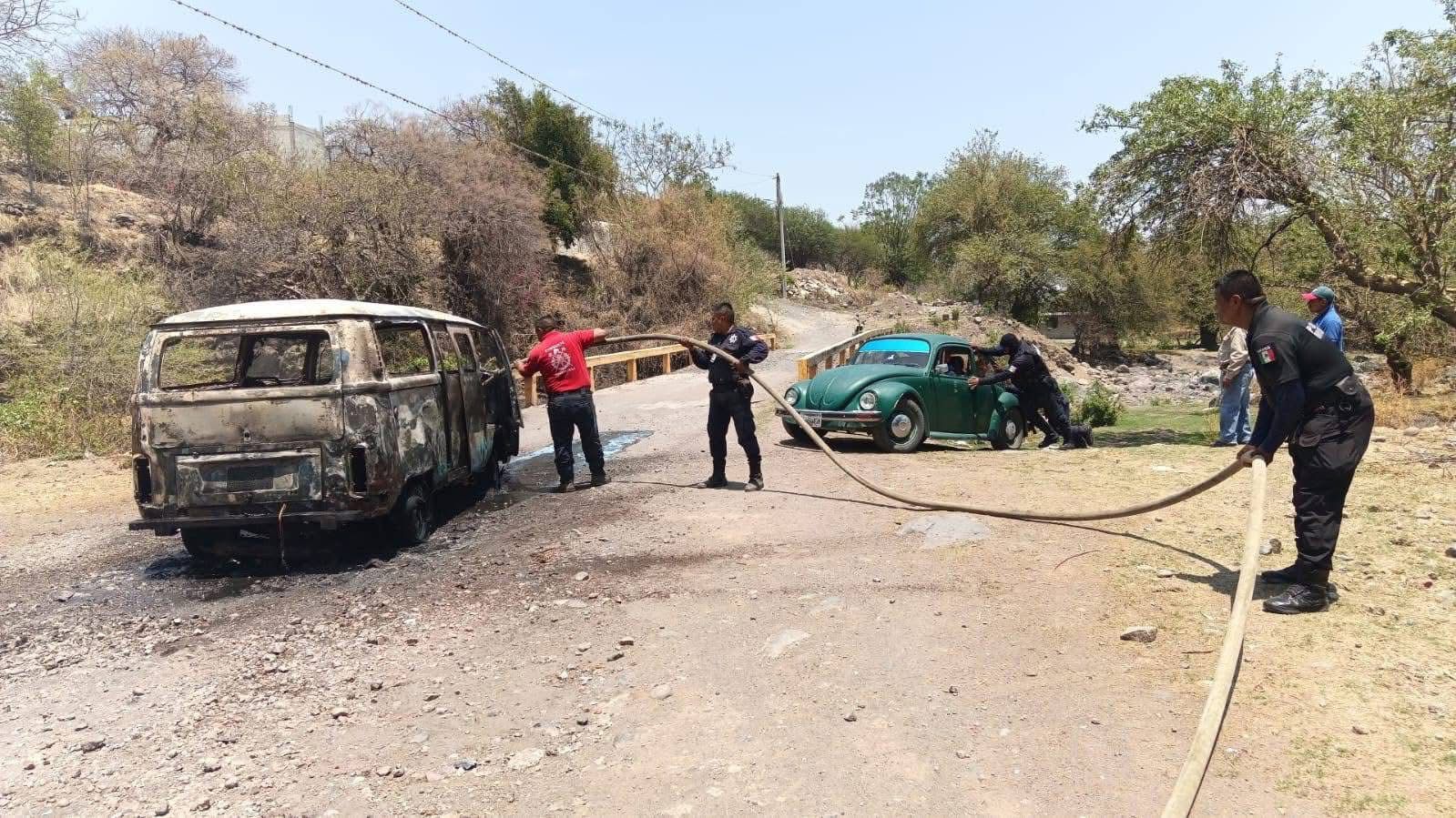 Se incendia combi por presunto corto circuito en Huaquechula; no hubo heridos