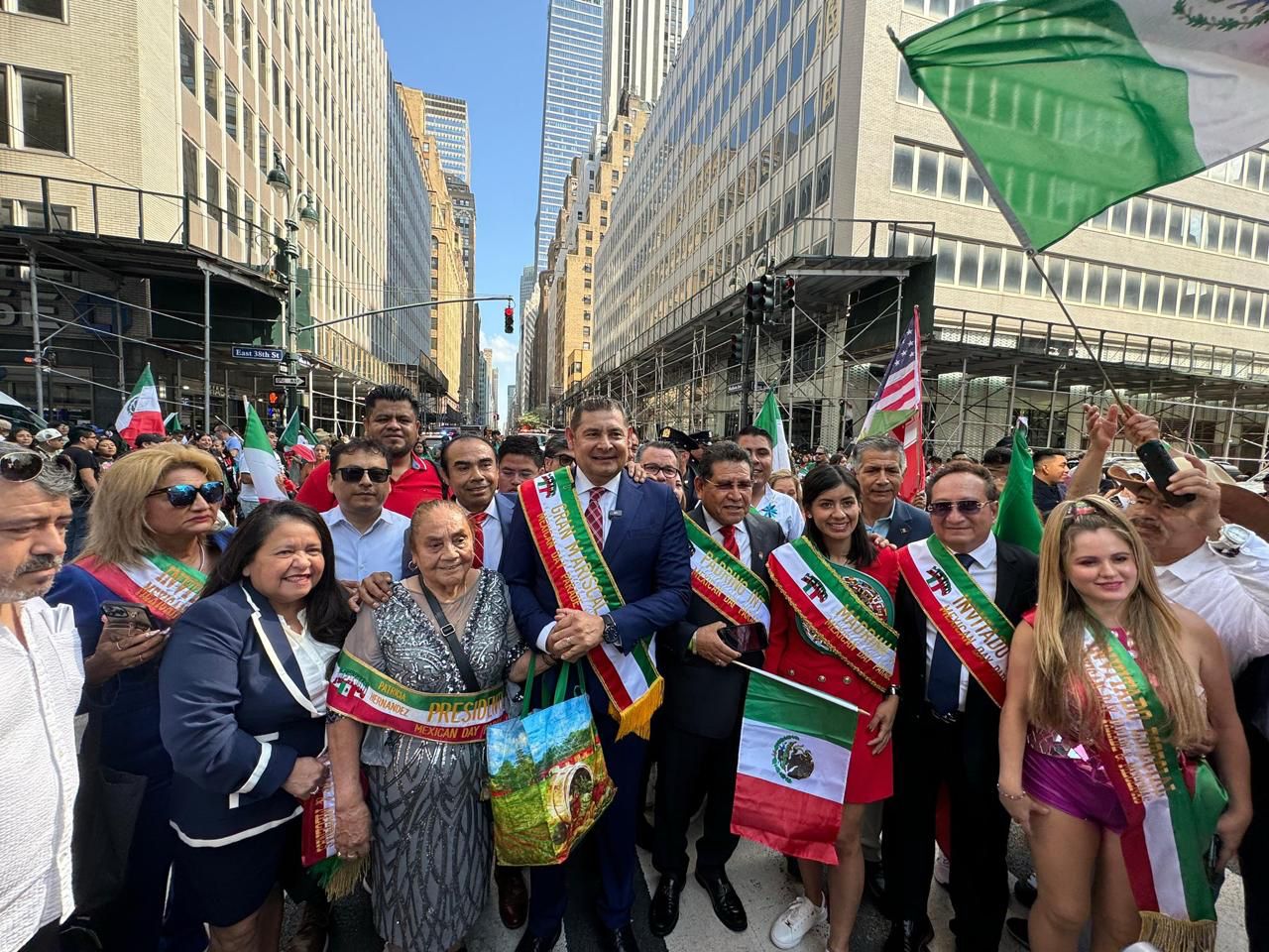 Miles de migrantes se unen a festejos del 5 de mayo