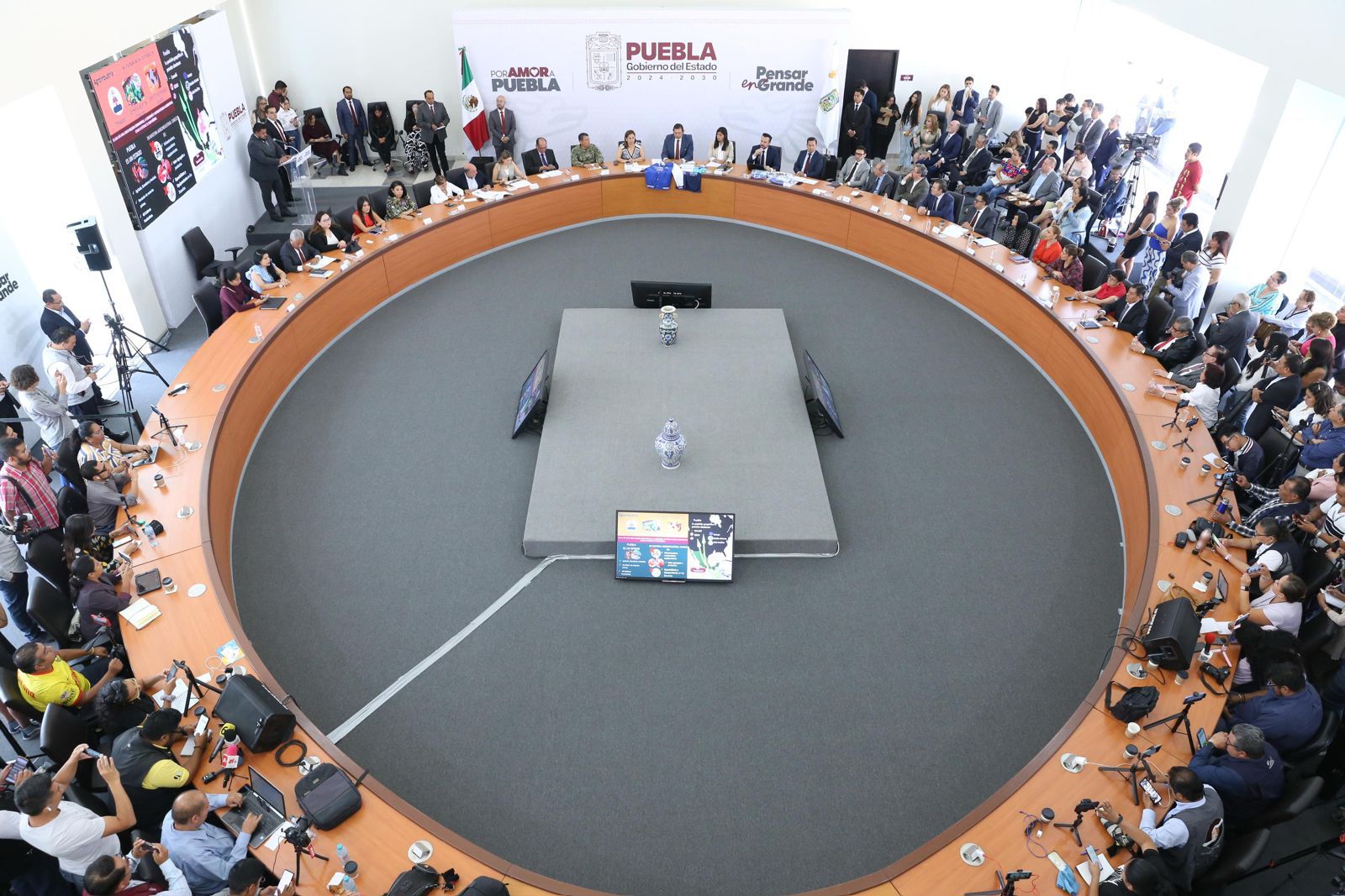 Ajustes en gabinete de Alejandro Armenta