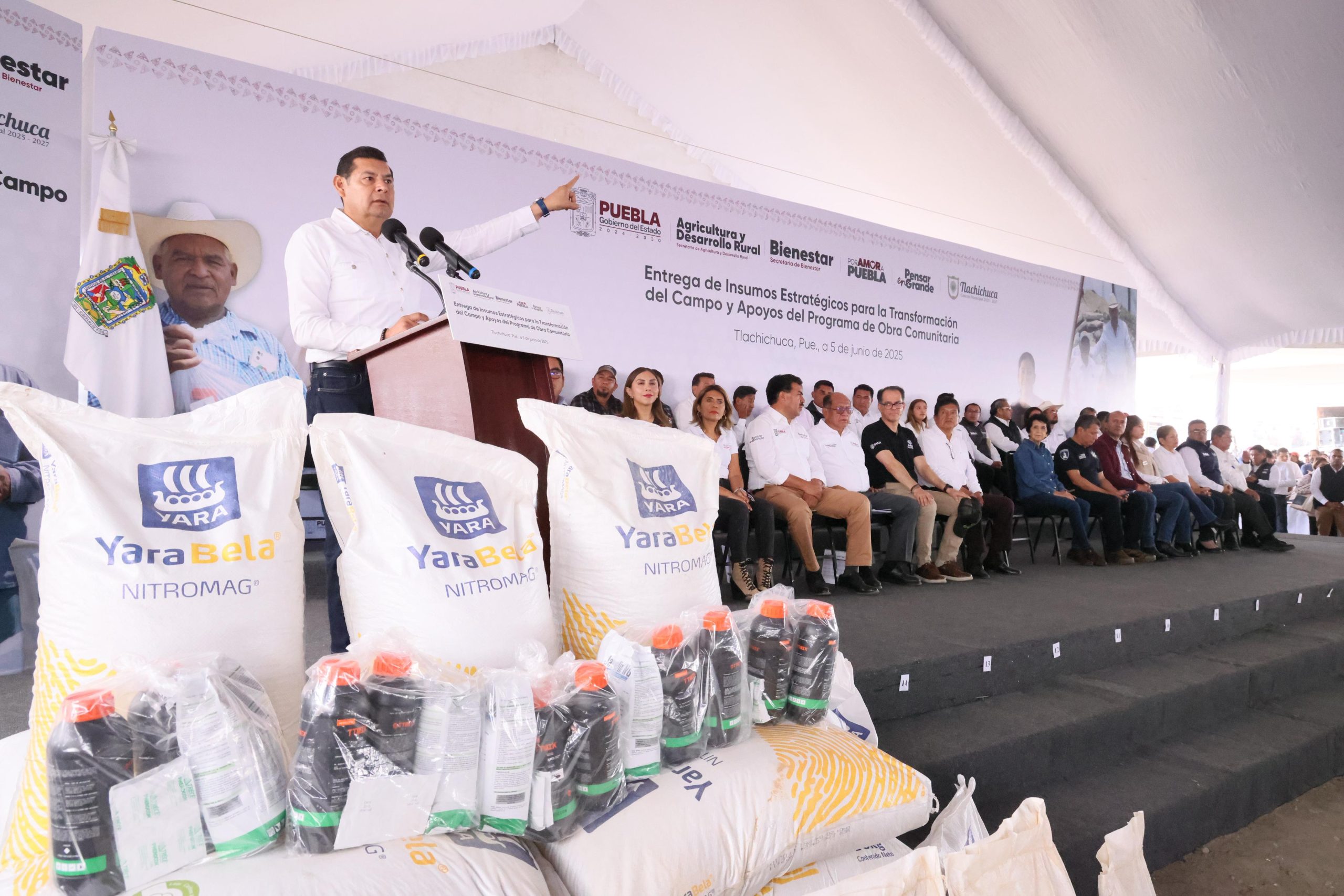 Entrega gobernador Armenta 18 mdp en obra comunitaria y apoyos al campo en Tlachichuca