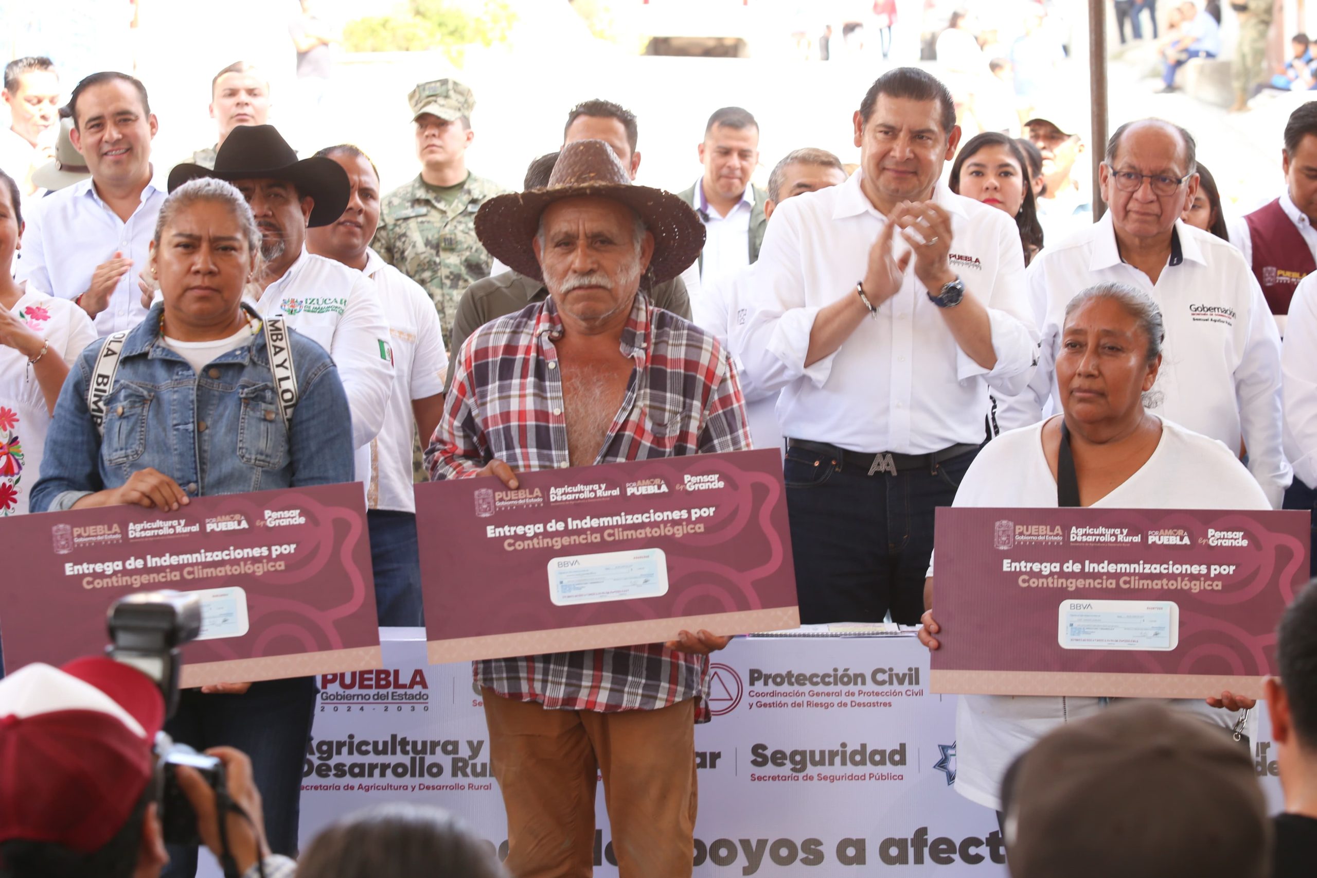 Cumple gobierno de Puebla con familias afectadas por lluvias en La Galarza